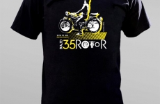 T-shirt, który zaprojektowany na XXXV olsztyński Rajd Motocykli Zabytkowych Rotor. Nadruk na koszulce opiera się na archiwalnym zdjęciu z lat siedemdzieisątych, przedstawiającym Ryszarda Tałałasa-współzałożyciela Klubu Miłośnikow Weteranów ROTOR – na motocyklu BMW R42. Poniżej znajduje się logotyp tegorocznego Rajdu. Nadruk na koszulce wykonany został metodą sitodruku z wykorzystaniem dwóch kolorów: białego i żółtego.