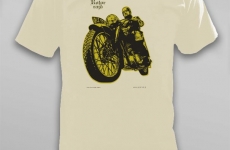 Zdania co do wyboru najlepszego projektu koszulki na XXXIV Rotor Rajd były podzielone- dlatego też wykorzystano aż dwa wzory koszulek na tę imprezę. Prezentowany t-shirt w kolorze ecru, wyróżniał się techniką znakowania – wykorzystaliśmy w tym przypadku nadruk puchnący. Projekt przedstawia motocyklistę na Jawie Perak z 1949 roku. Oprócz koszulek, przygotowaliśmy całą kampanię promocyjną Rajdu: kubki, identyfikatory, smycze, banery, plakaty, itd. W Rotor Rajdzie brała czynny udział również nasza załoga!