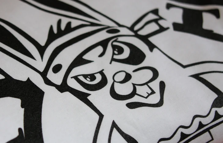 Nadruki na t shirtach zostały wykonane metodą sitodruku projekt