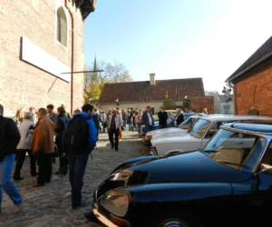 Nasza Warszawa na wystawie pojazdów zabytkowych