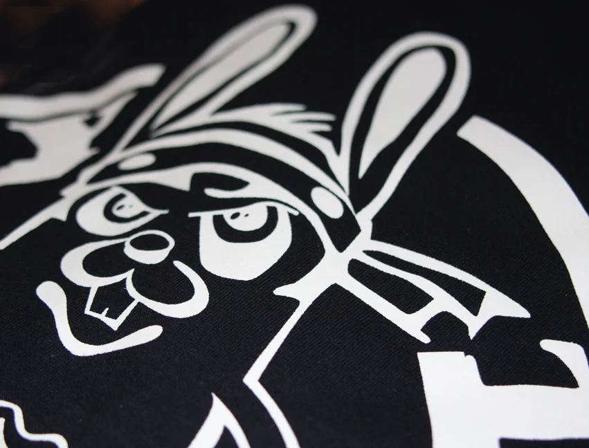 Projekt Nadruki na t shirtach zostały wykonane metodą sitodruku