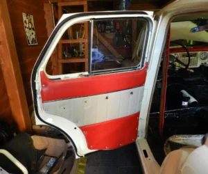 zmudna robota montaz elementow drzwi