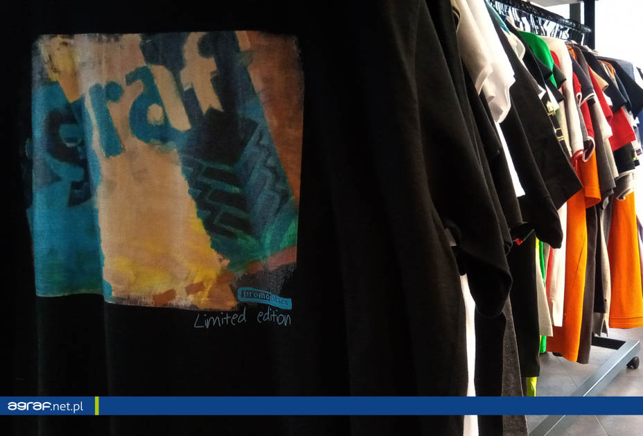 Когда стоит заказывать больше одежды с логотипом?